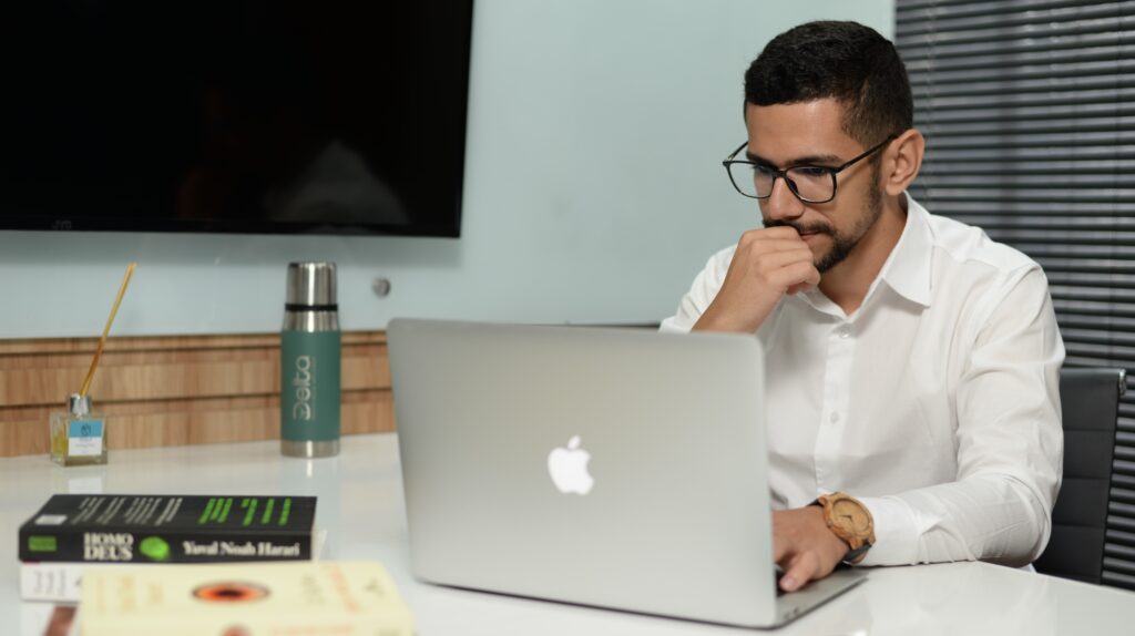 Psicólogo em Arapiraca sentado mexendo em um computador
